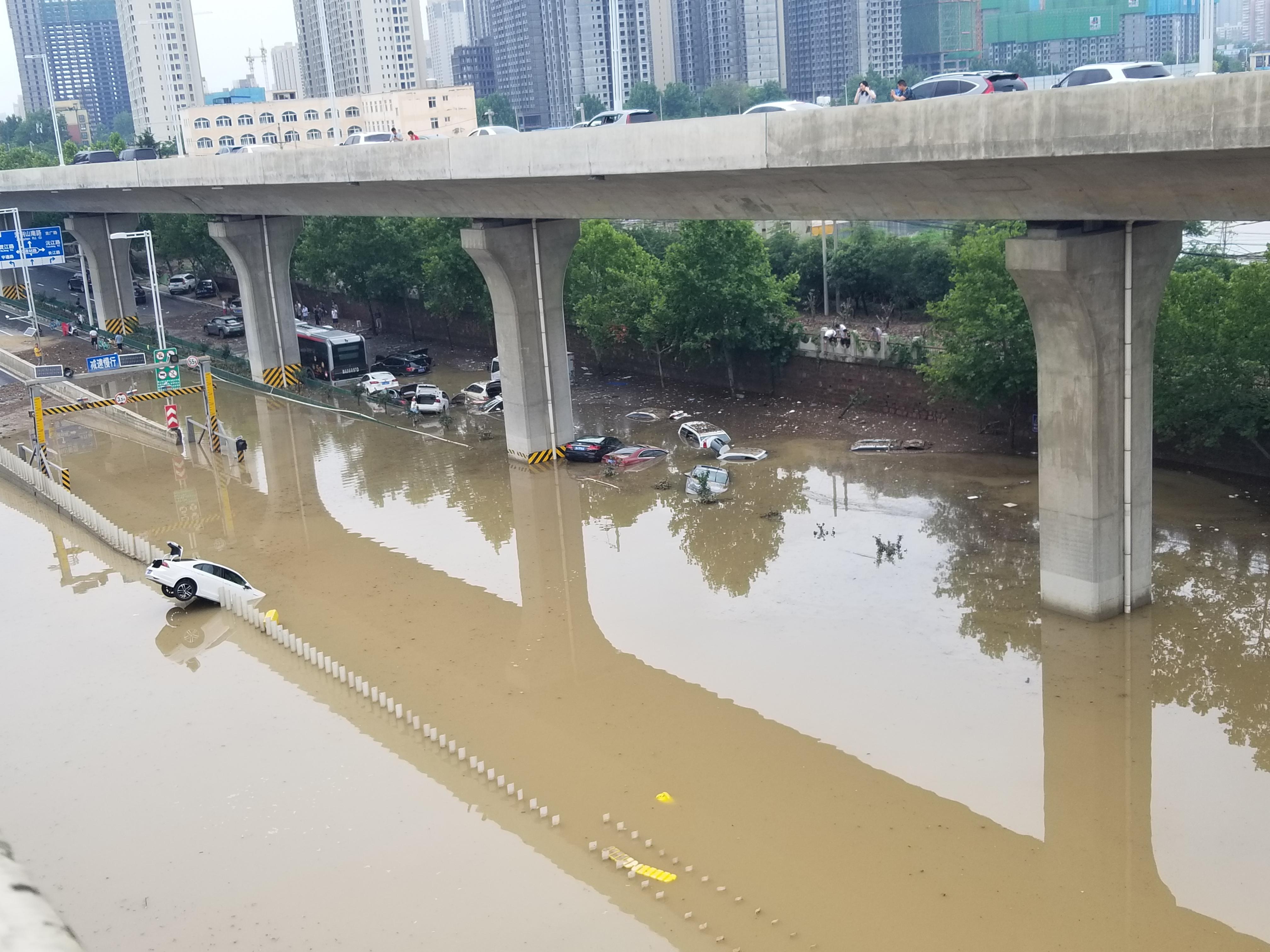 河南连日暴雨 致使特大水灾 中海域安全力抗洪抢险 助力企业恢复生产(图1)